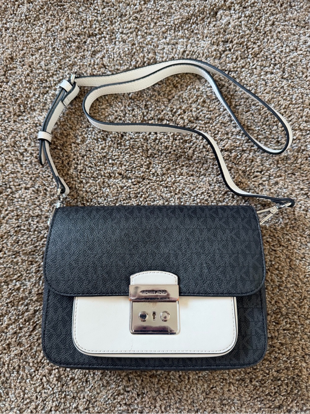 MICHAEL KORS Black Signature Crossbody Logo Printed Bag with White Colorblock
